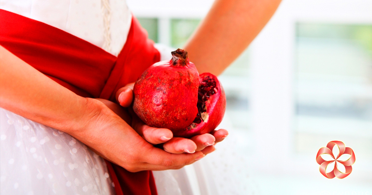 Гранатов в фруктовых букетах из каталога «Русской флоры» столько, что хватит обеспечить работой целую химчистку. Подарки на Кипр: гранат из фруктовой корзинки.